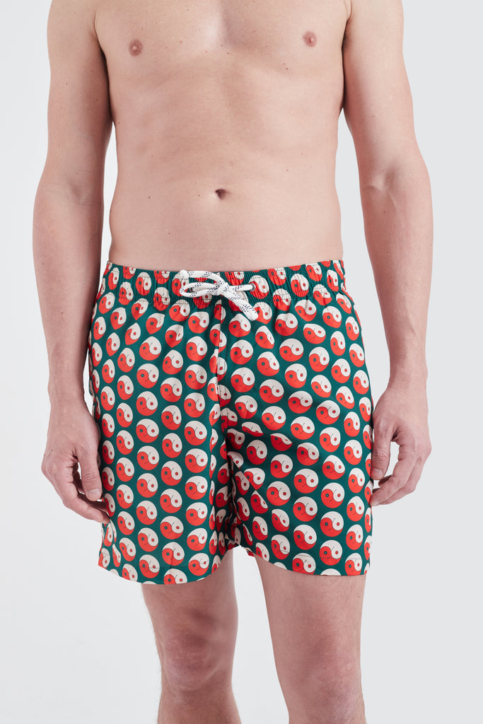 Modelo usando o shorts Portugal Yin and Out masculino