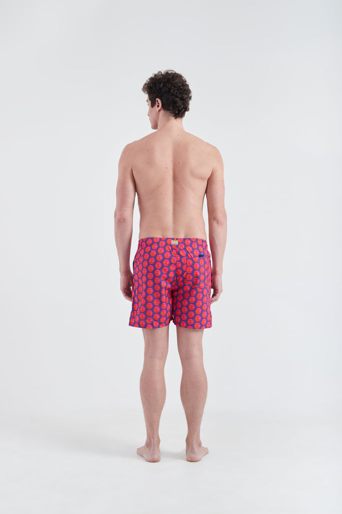 Modelo usando o shorts Candy Yin and Out masculino
