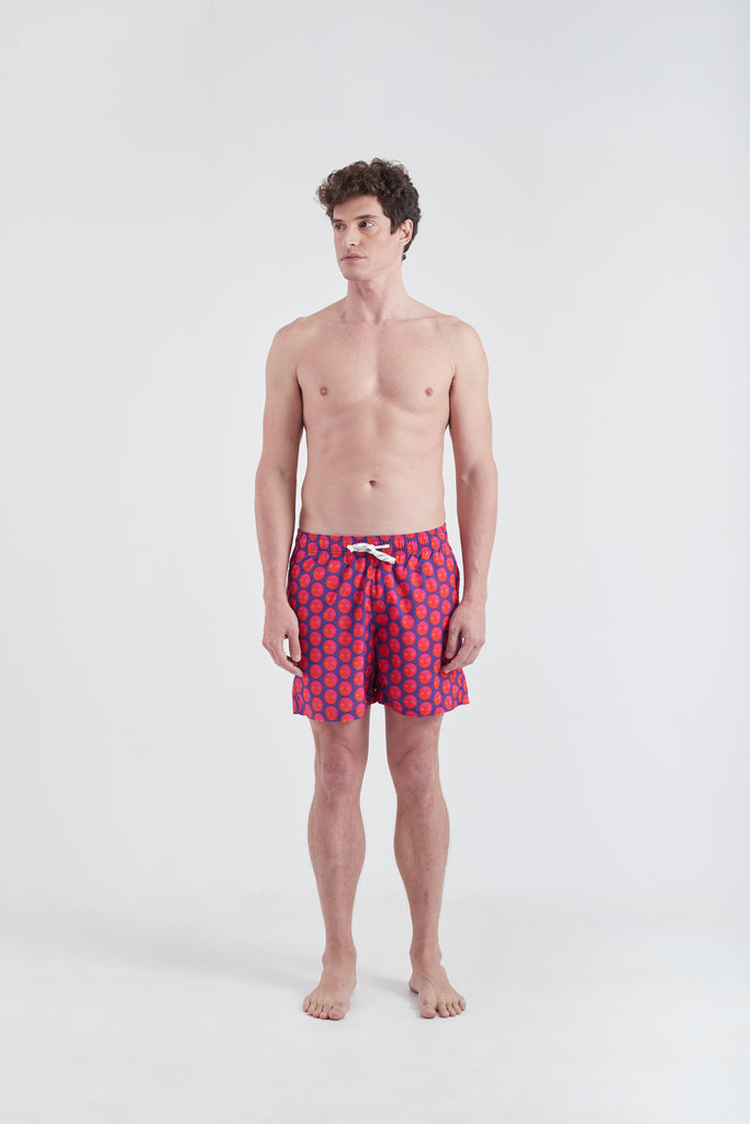 Modelo usando o shorts Candy Yin and Out masculino