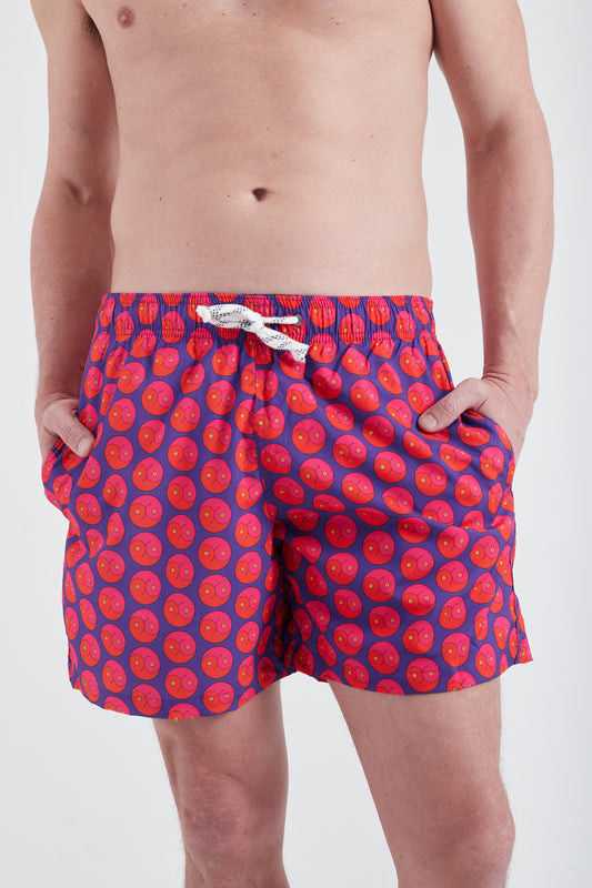 Modelo usando o shorts Candy Yin and Out masculino