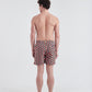 Modelo usando o shorts Portugal Yin and Out masculino