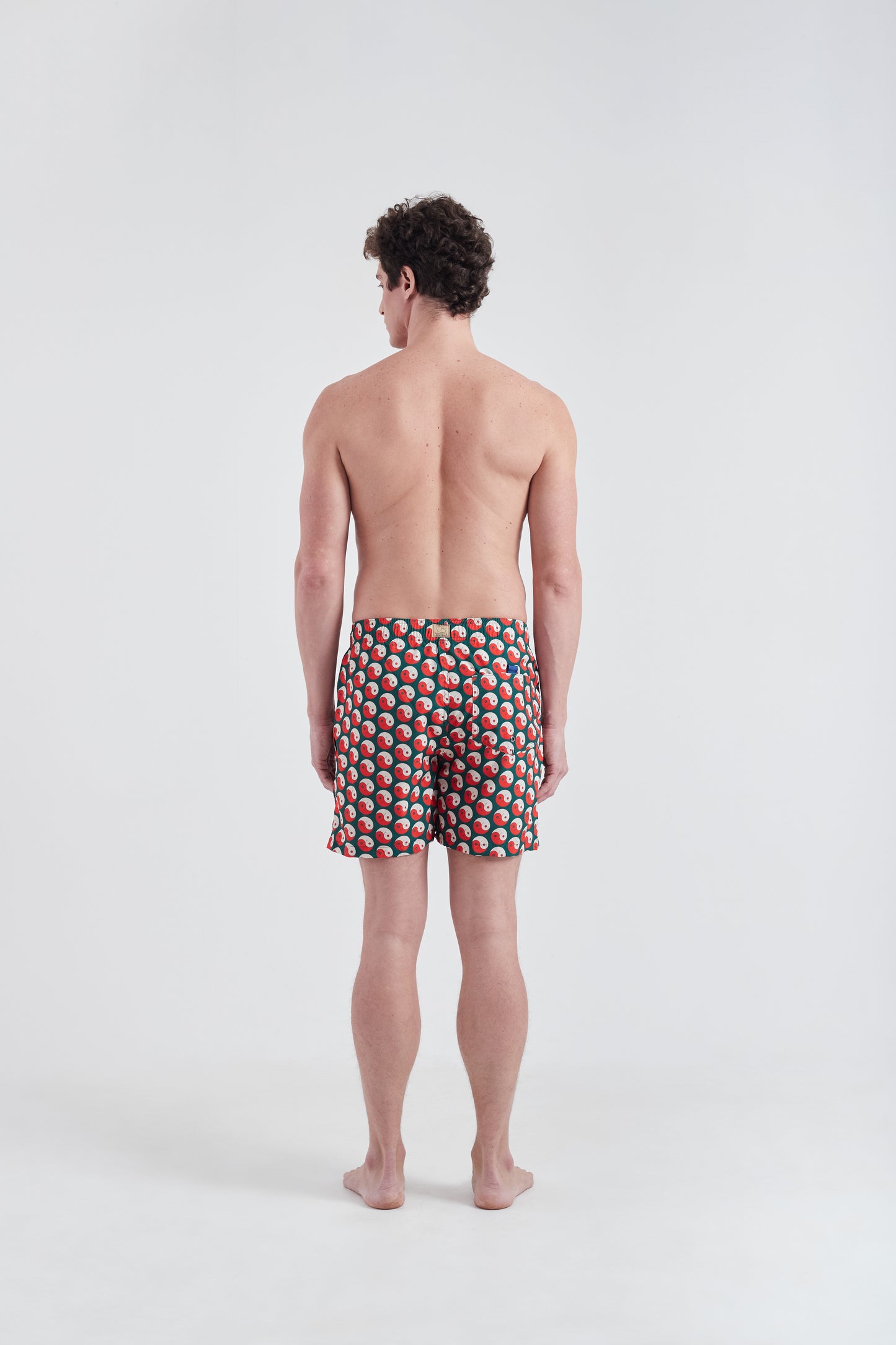 Modelo usando o shorts Portugal Yin and Out masculino
