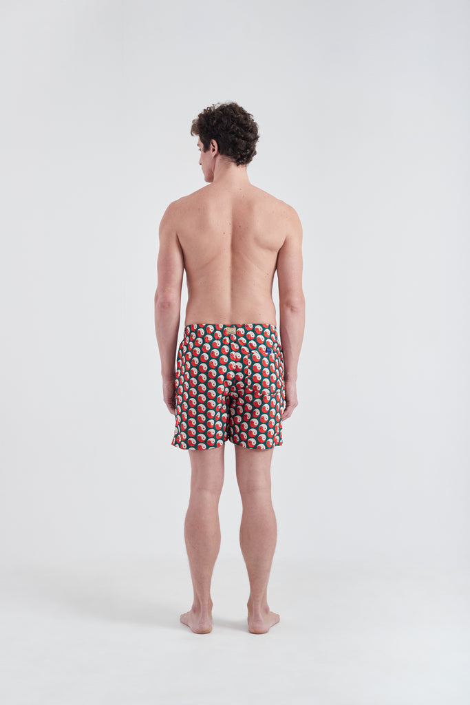 Modelo usando o shorts Portugal Yin and Out masculino