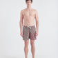 Modelo usando o shorts Portugal Yin and Out masculino