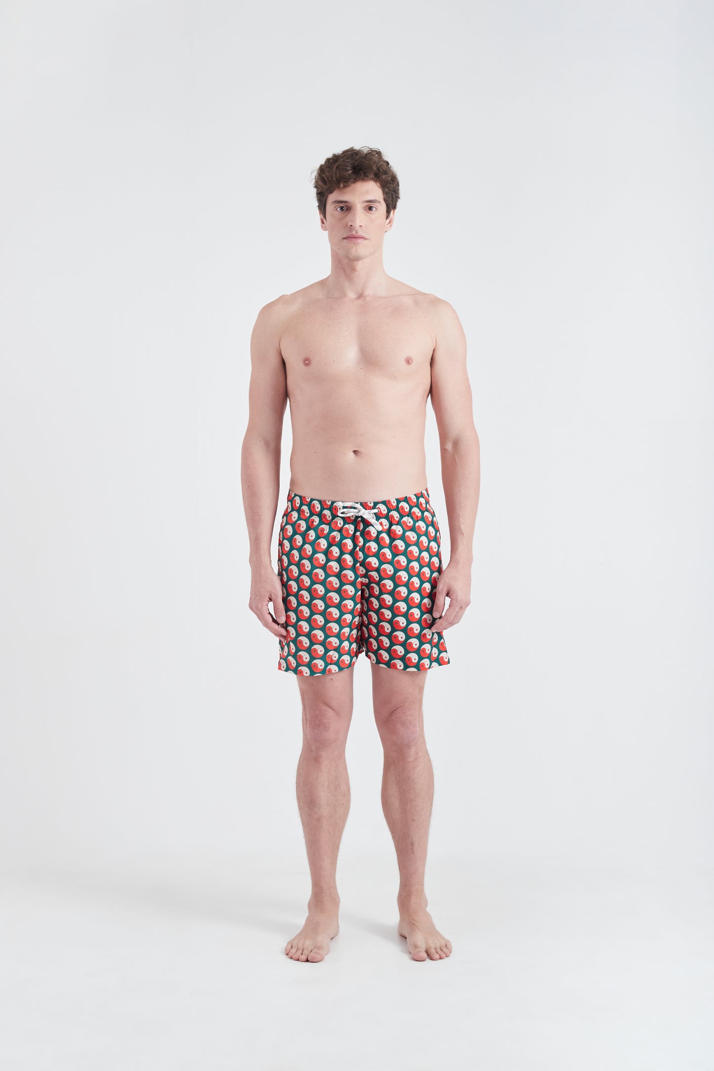 Modelo usando o shorts Portugal Yin and Out masculino
