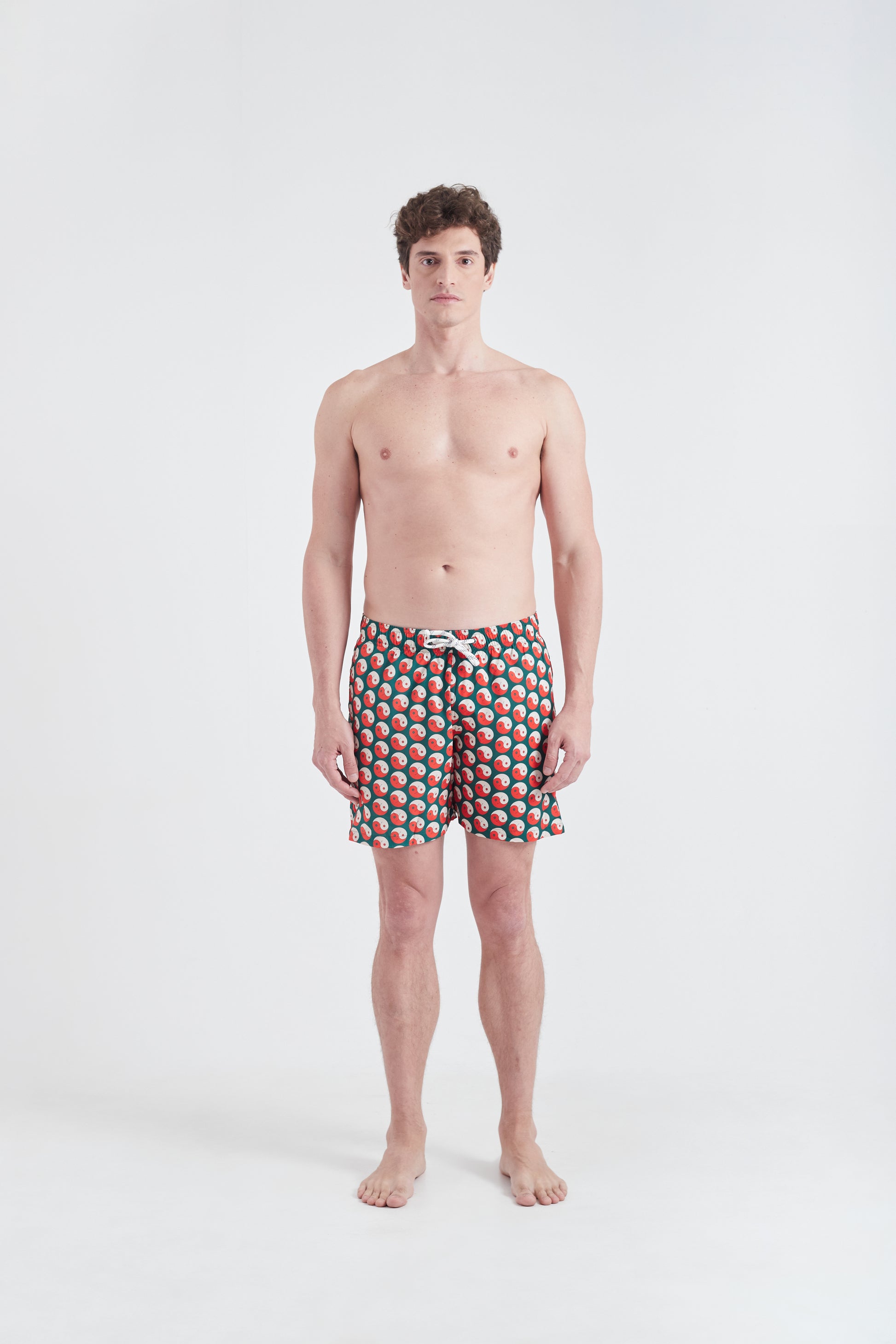 Modelo usando o shorts Portugal Yin and Out masculino