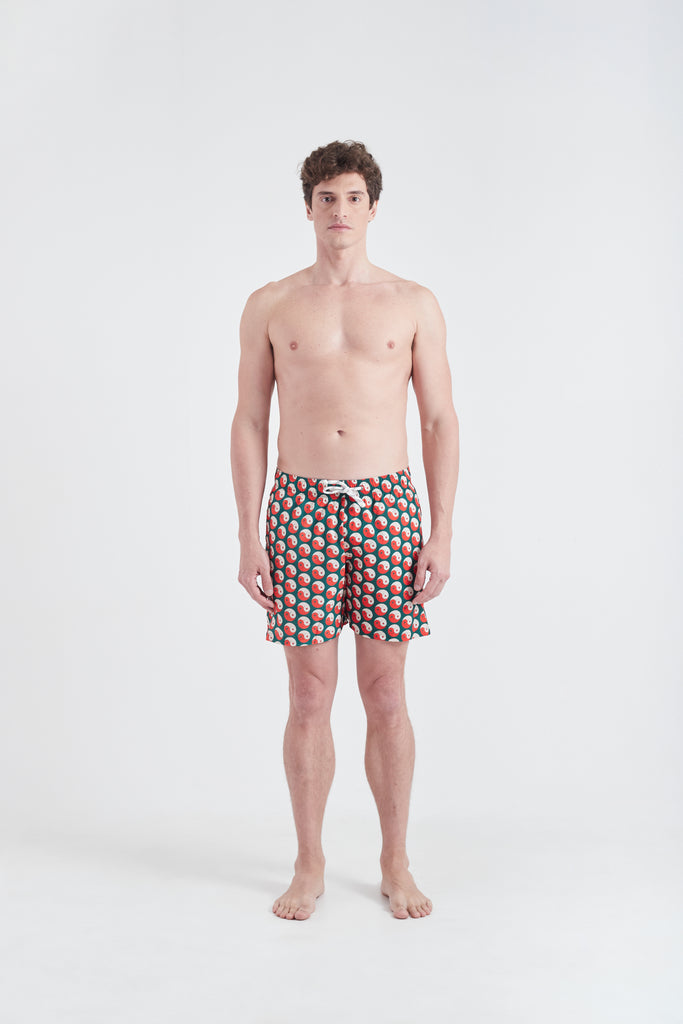 Modelo usando o shorts Portugal Yin and Out masculino