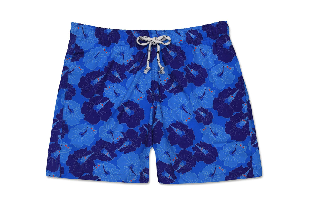 Shorts Poli-Nation Azul de praia com estampa floral em tons de azul claro e azul marinho, vista frontal.