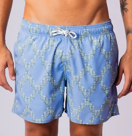 Detalhe lateral dos Shorts Trepadeira Azul, destacando o ajuste confortável e a estampa tropical.