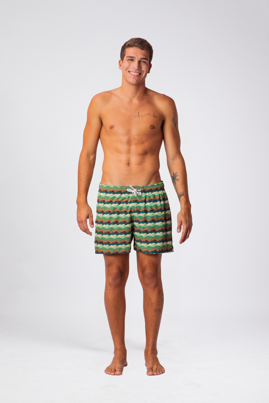 Modelo usando o shorts Camouflage masculino, feito em poliéster