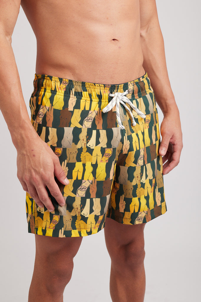 Modelo usando o shorts green/yellow Olha o Custo masculino