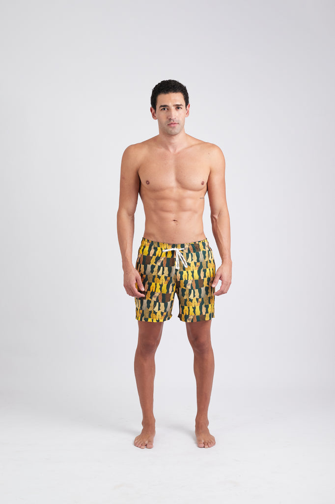 Modelo usando o shorts green/yellow Olha o Custo masculino