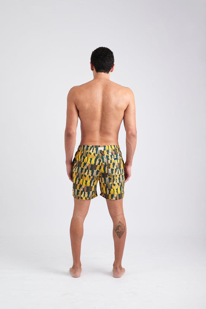 Modelo usando o shorts green/yellow Olha o Custo masculino