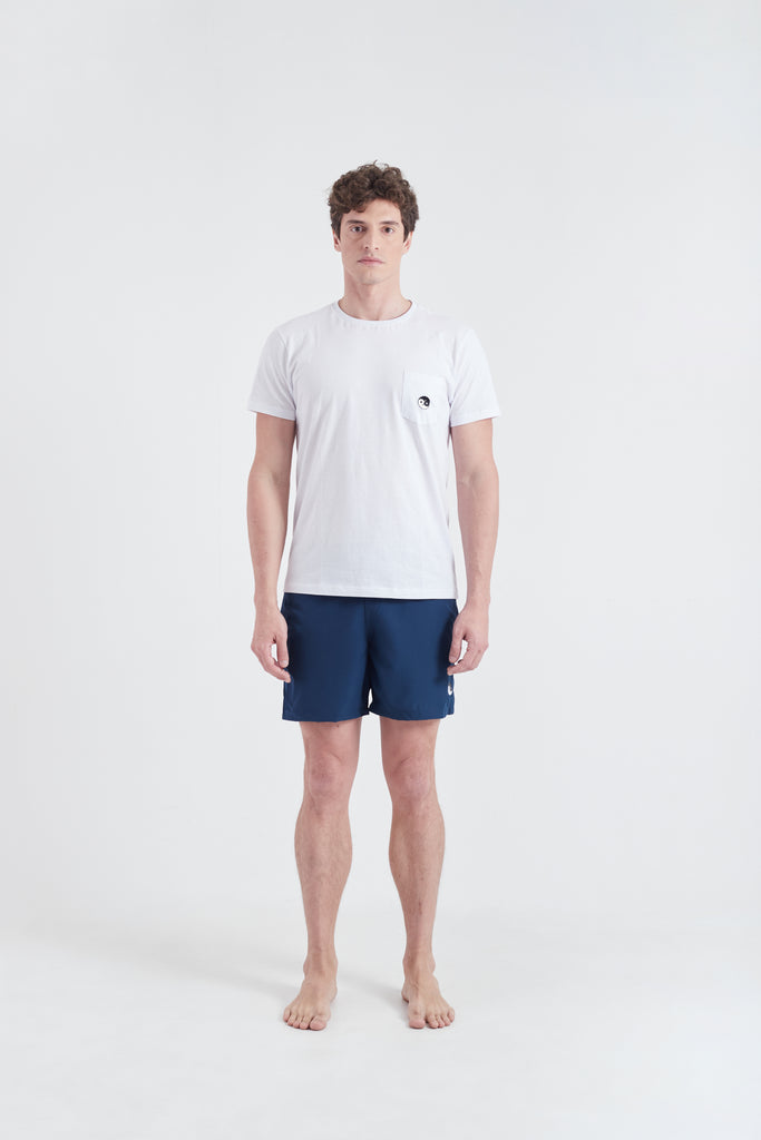Modelo usando o shorts yin and ou masculino