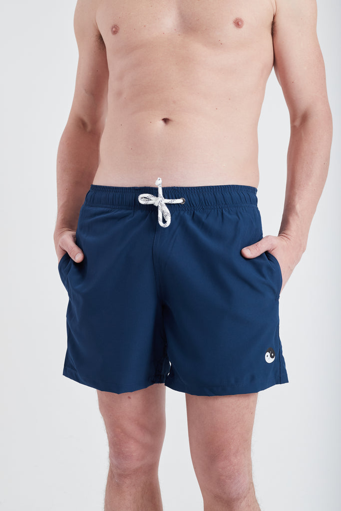 Modelo usando o shorts yin and out masculino