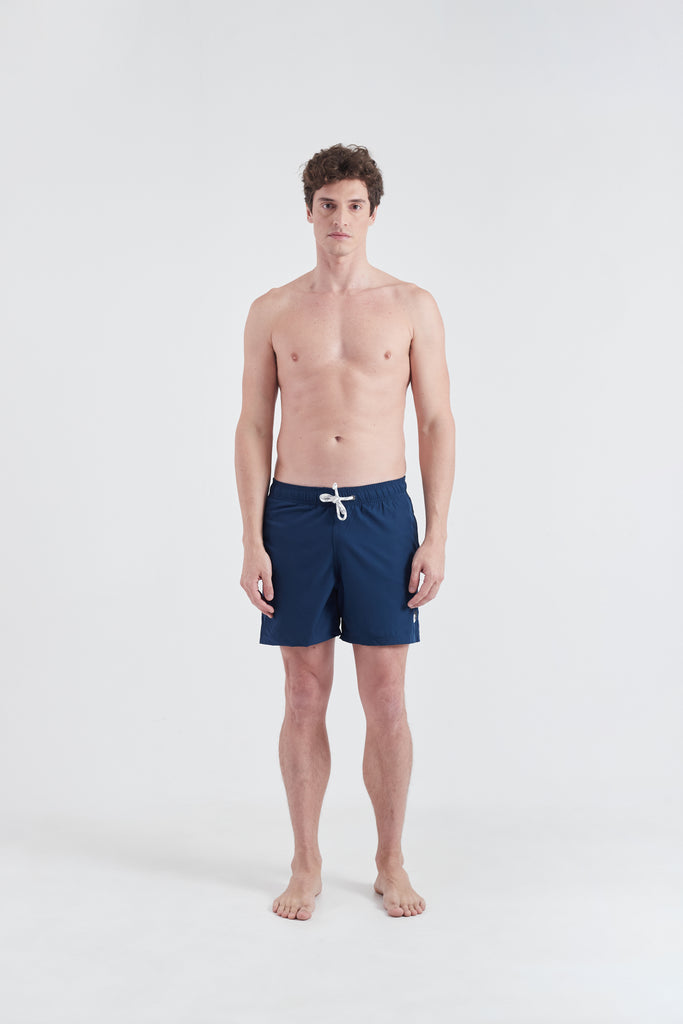 Modelo usando o shorts yin and out masculino