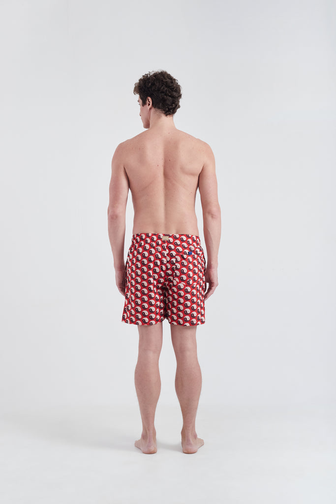 Modelo usando o shorts burgundy Yin and Out unissex