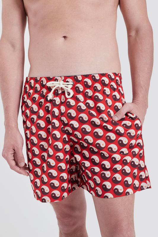 Modelo usando o shorts burgundy Yin and Out unissex,
