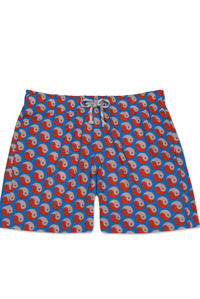 Vista frontal do Shorts Yin and Out Azul Laranja, com estampa de yin-yang em tons vibrantes e cós ajustável.