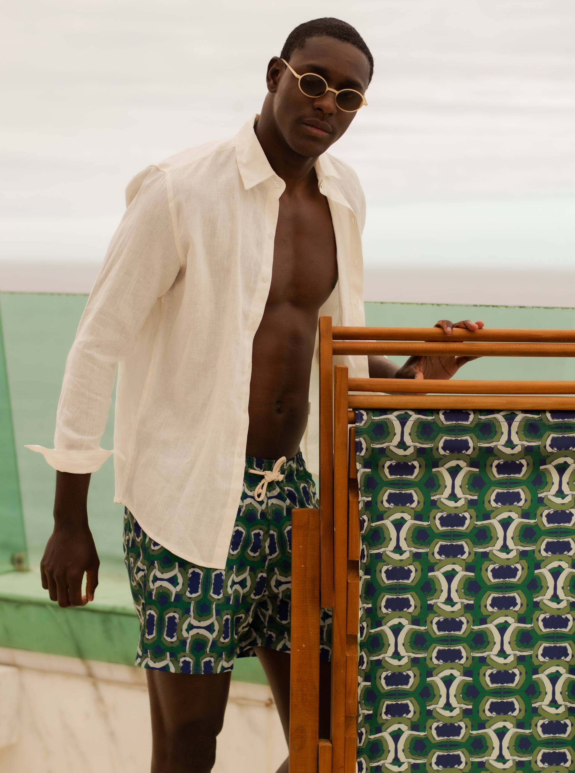 Close da estampa geométrica em verde e azul dos Shorts Yoga Sutra, padrão exclusivo e vibrante.