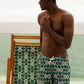 Modelo vestindo Shorts Yoga Sutra Verde/Azul com estampa geométrica, destacando o cós ajustável e design leve.