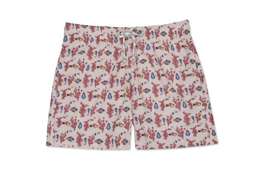 Shorts Sharkcocky praia com estampa da vida marinha, no fundo off white que realça todos os detalhes vista frontal.