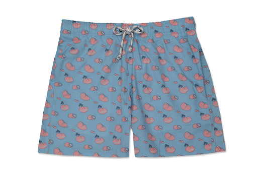 Shorts Sugar Load de praia com estampa floral em tons de azuis e off white no fundo preto que realça todos os detalhes vista frontal.