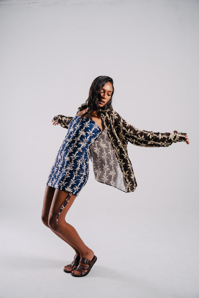 Vista lateral do Vestido Tomara que Caia fauna e flora, mostrando detalhes do ajuste e leveza do material.