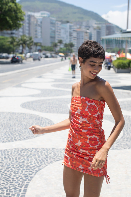 Vestido Tomara que Tomara que Caia Poli Nation Laranja e branco, destacando ajuste confortável e estampa Floral.