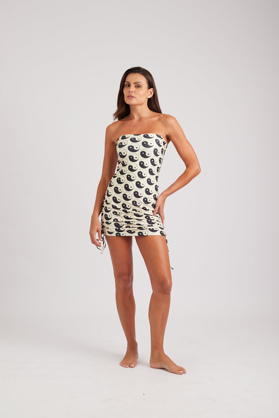 Modelo usando o tomara que caia feminino preto/off white Yin and Out