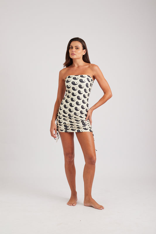 Modelo usando o tomara que caia feminino preto/off white Yin and Out