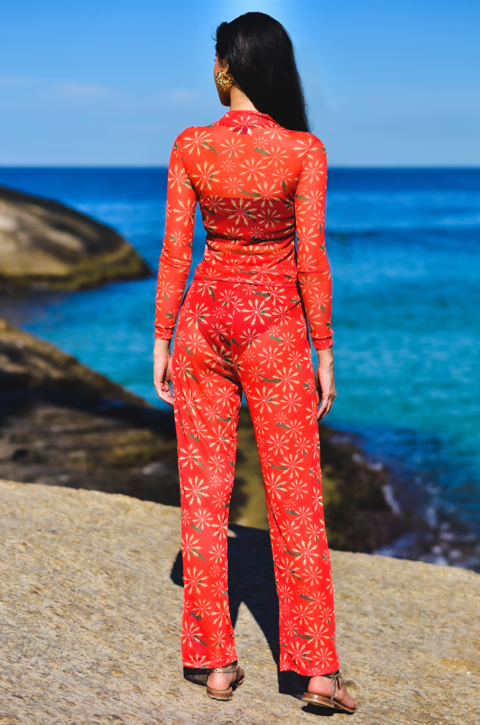 Vista traseira do Top Flower Pau Vermelho, destacando o ajuste perfeito e o design floral em tons de vermelho.