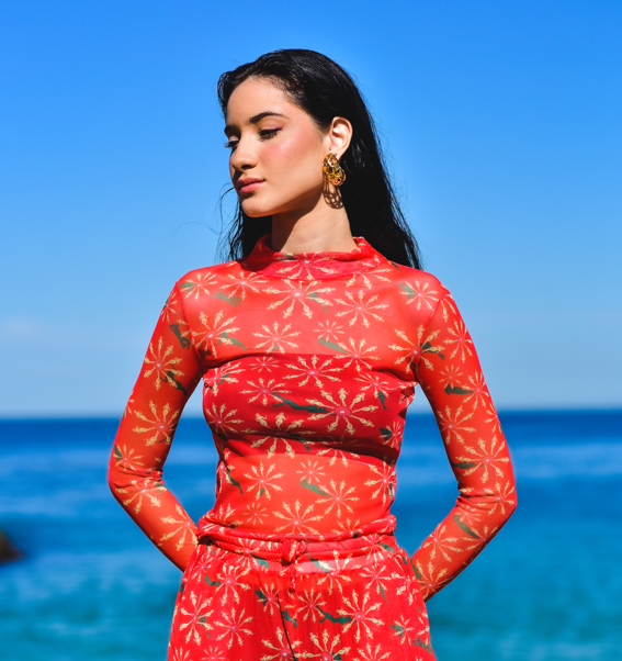 Top Flower Pau Vermelho com estampa floral em tons vibrantes, ajuste confortável e tecido leve.