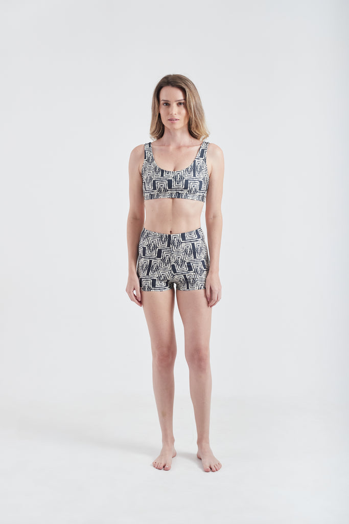 Modelo usando conjunto feminino preto/branco em lycra com estampa Mão Pela Perna.