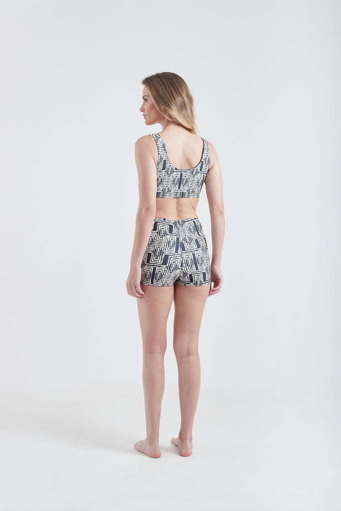 Modelo usando conjunto feminino preto/branco em lycra com estampa Mão Pela Perna.