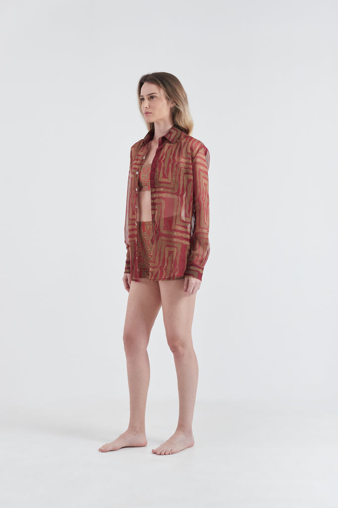 Modelo usando camisa ipanema e conjunto top e hot pants vermelho/amarelo Mão Pela Perna.