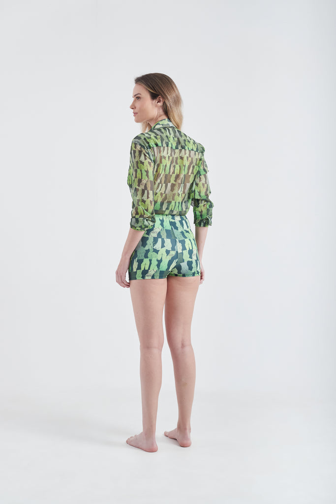 Modelo usando o conjunto top e hot pants verde/verde escuro Olha o Custo