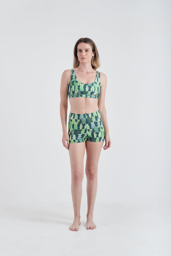 Modelo usando o conjunto top e hot pants verde/verde escuro Olha o Custo