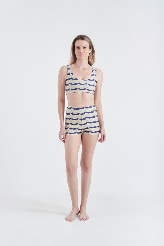 Modelo usando top + hot pants femininos creme/azul em lycra com estampa Onda.
