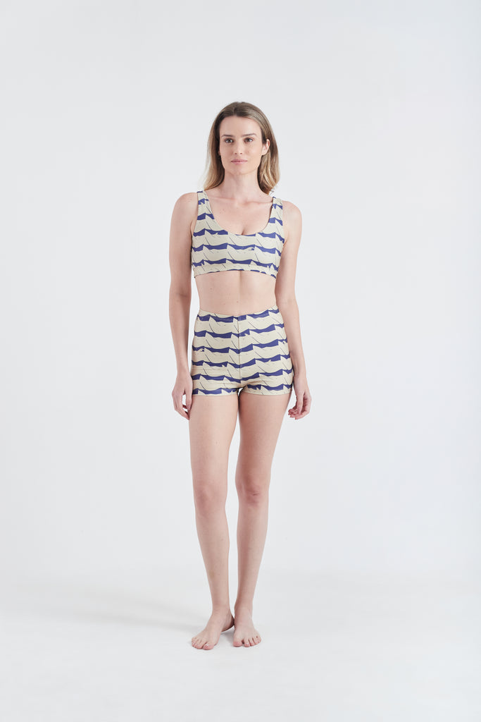 Modelo usando top + hot pants femininos creme/azul em lycra com estampa Onda.