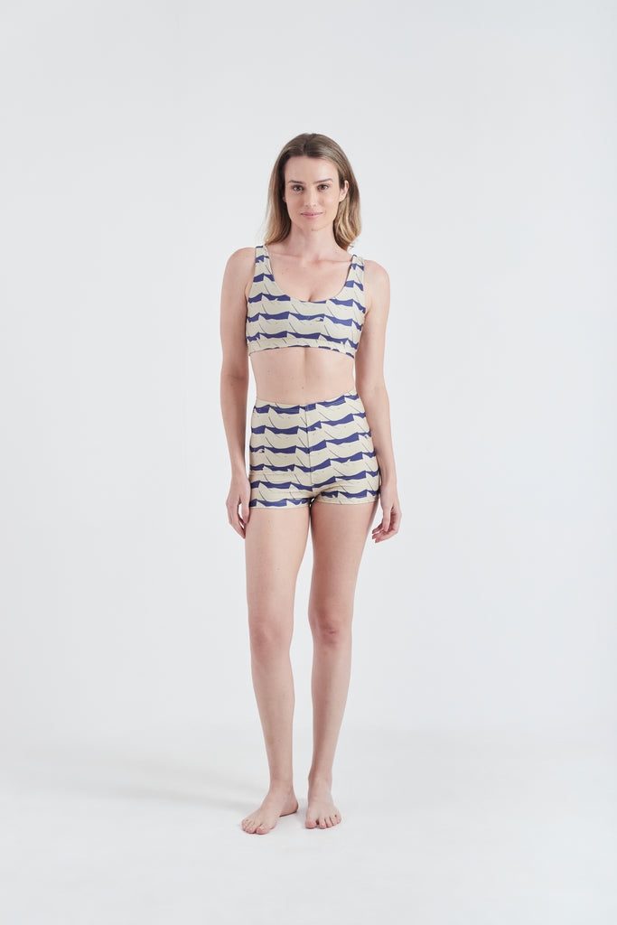 Modelo usando top + hot pants femininos creme/azul em lycra com estampa Onda.