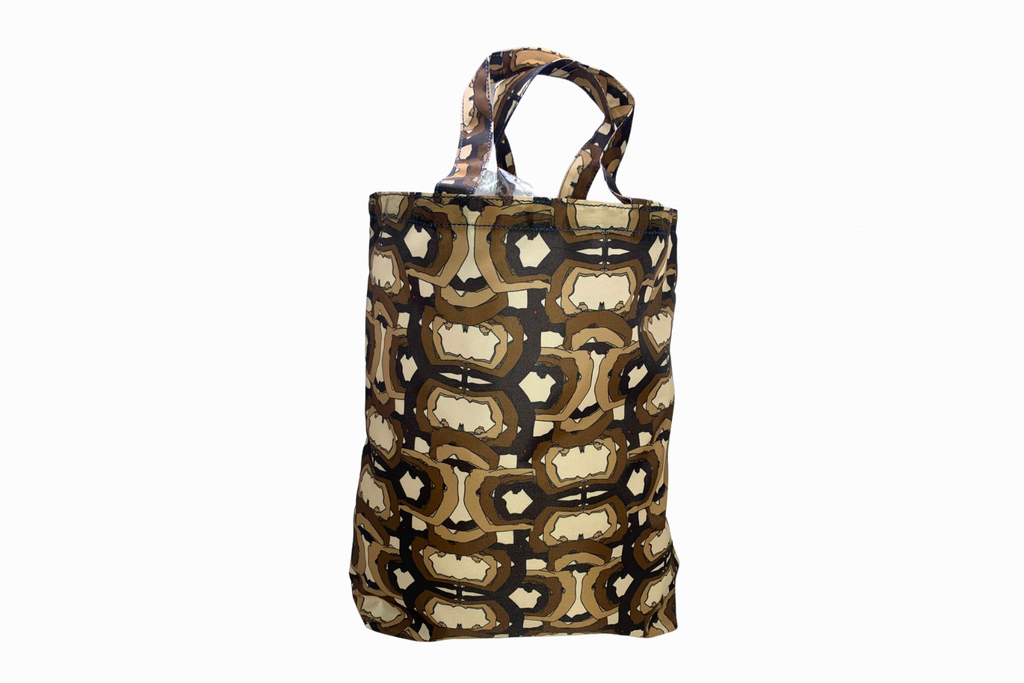 Descubra a combinação perfeita entre design moderno e praticidade com esta incrível bolsa estampada! Com um padrão exclusivo em tons terrosos, ela se destaca pelo visual autêntico e sofisticado, ideal para quem adora ousar com estilo.