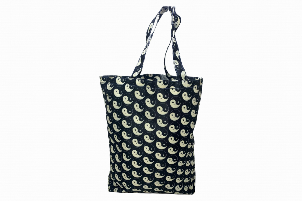 Descubra a combinação perfeita entre design moderno e praticidade com esta incrível bolsa estampada! Com um padrão exclusivo em preto e branco, ela se destaca pelo visual autêntico e sofisticado, ideal para quem adora ousar com estilo.