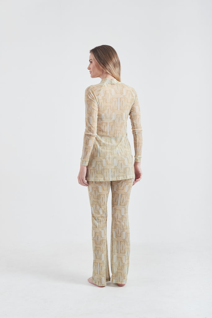 Modelo usando o vestido curto amarelo/creme Mão Pela Perna