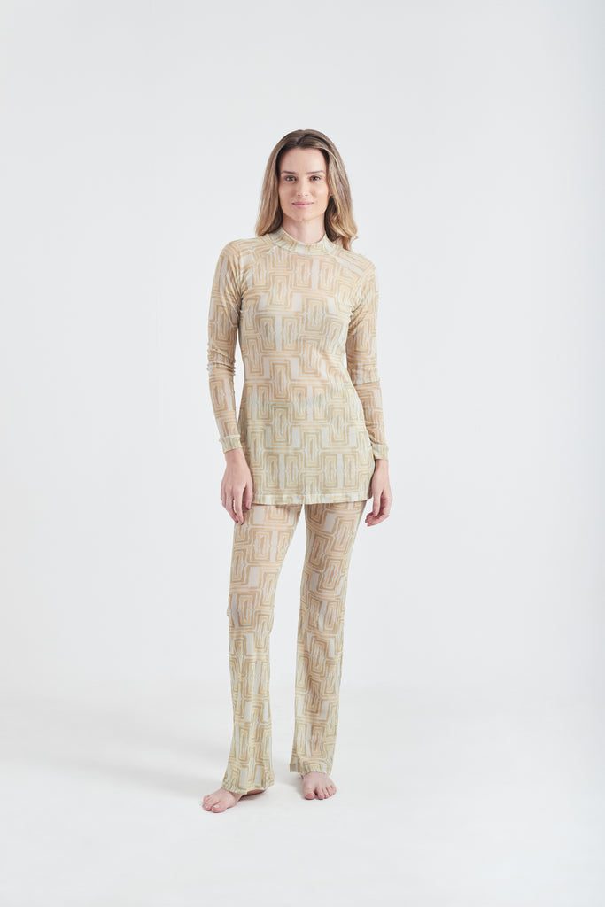 Modelo usando o vestido curto amarelo/creme Mão Pela Perna