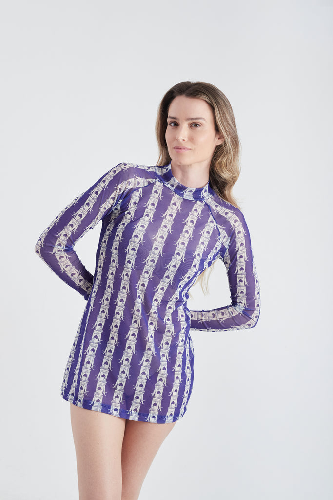 Modelo usando o vestido curto azul/branco Olha o Latte