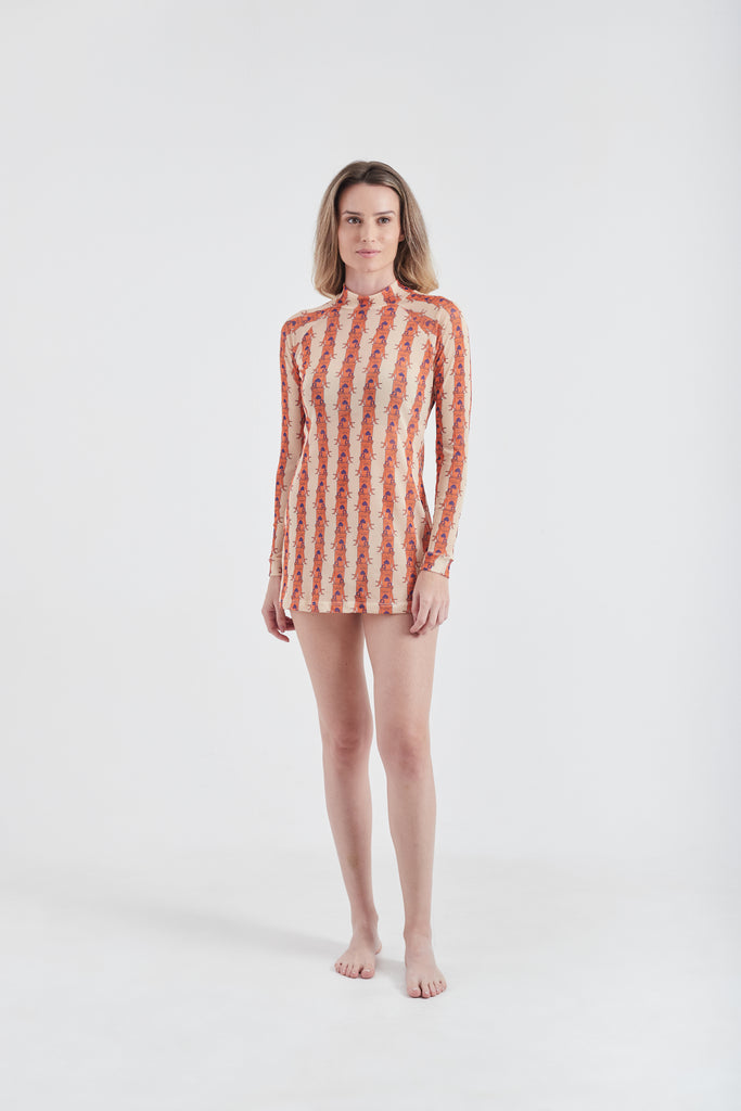 Modelo usando o vestido curto laranja/creme Olha o Latte