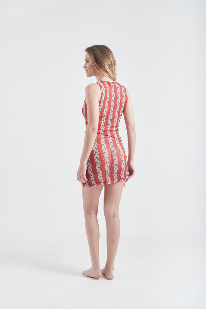 Modelo usando o vestido curto Vermelho/Creme Olha o Latte.