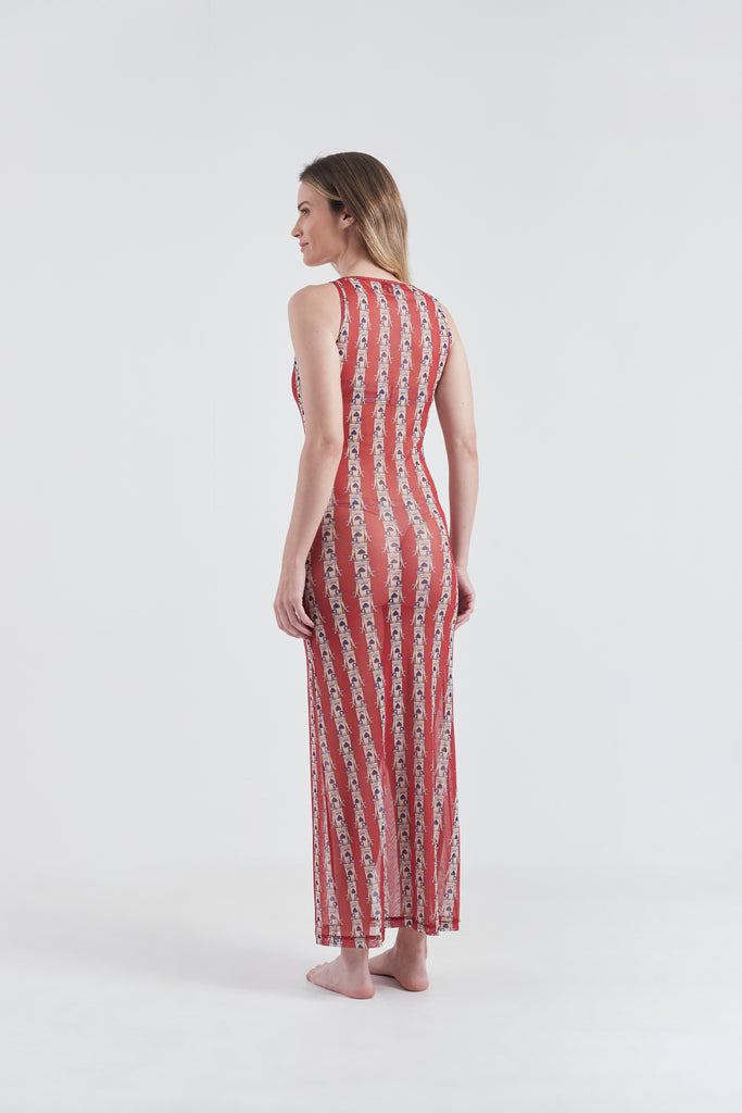 Modelo usando o vestido longo vermelho/branco Olha o Latte