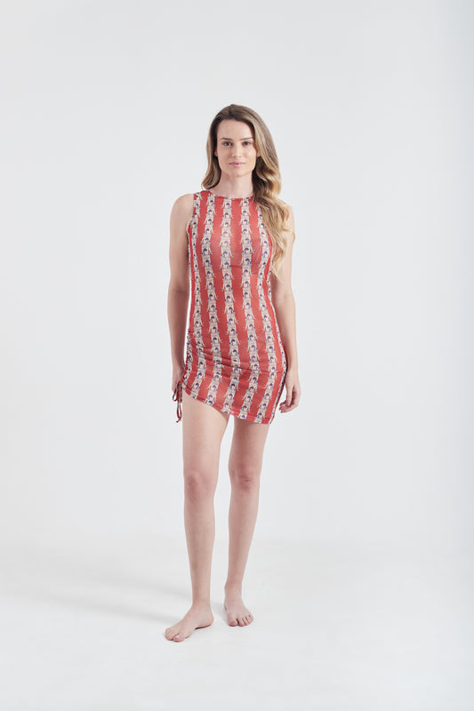 Modelo usando o vestido curto red/cream Olha o Latte.